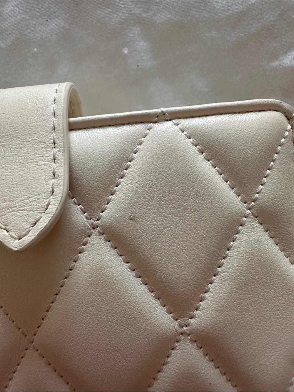 Kate Spade White Quilted Bifold Wallet - Picture 4 of 9